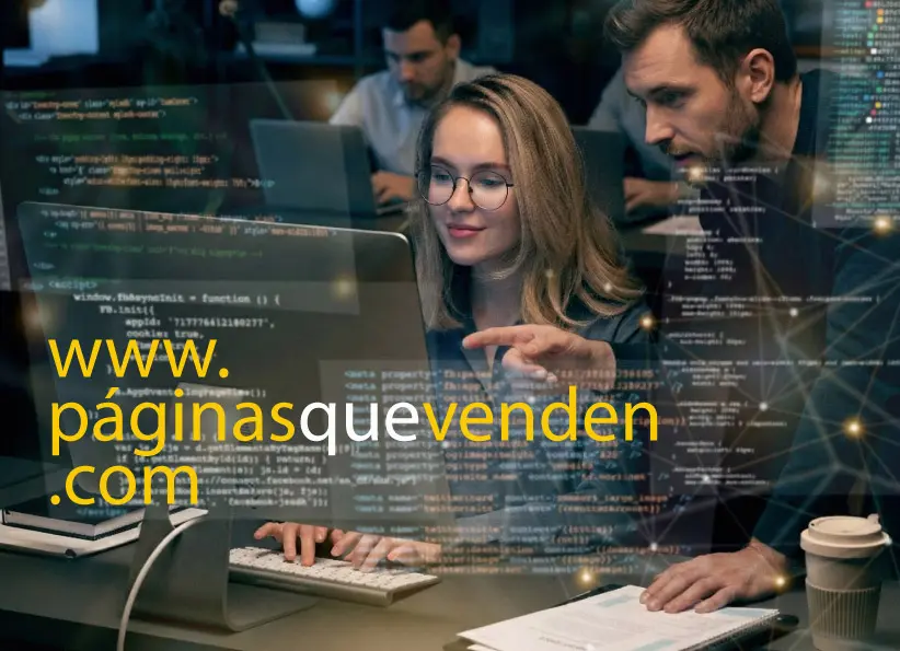 Agencia Marketing Digital 12 Equipo trabajando frente a pantallas con código y elementos visuales de desarrollo web. Desarrollo web y generación de leads