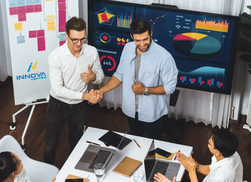 Agencia Marketing Digital 9 Equipo de consultoría analizando estrategias comerciales y oportunidades de crecimiento para empresas en Quito.